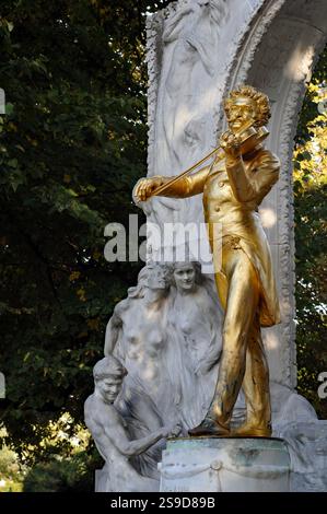 Die vergoldete Statue des Komponisten Johann Strauss II. An seinem Denkmal im Wiener Stadtpark ist ein berühmtes Wahrzeichen und eine beliebte Touristenattraktion. Stockfoto