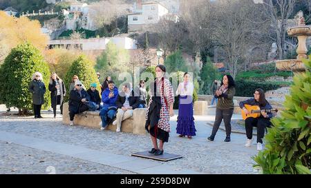 Spaziergang am Sad oder Paseo de los Tristes, einer Straße und historischen Trauerroute neben dem Fluss Darro, Granada, Spanien Stockfoto