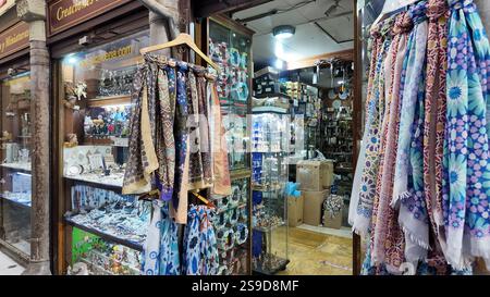 Lokales Geschäft in Granada, Spanien, mit Souvenirs, einschließlich einzigartiger Geschenke, im historischen Zentrum der Stadt. Stockfoto
