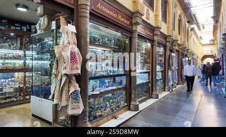 Lokales Geschäft in Granada, Spanien, mit Souvenirs, einschließlich einzigartiger Geschenke, im historischen Zentrum der Stadt. Stockfoto