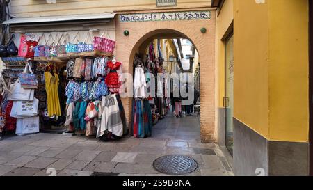 Lokales Geschäft in Granada, Spanien, mit Souvenirs, einschließlich einzigartiger Geschenke, im historischen Zentrum der Stadt. Stockfoto