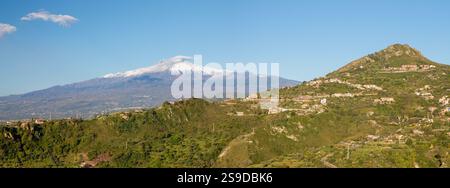 Taormina - der Mt. Vulkan Ätna in der sizilianischen Landschaft. Stockfoto