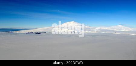 Mount Erebus und Mount Terror auf Ross Island mit Meereis im Vordergrund des McMurdo Sound Stockfoto