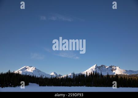 OR02692-00...... OREGON – South Sister, Middle Sister, North Sister und Broken Top aus Dutchman Flat, Deschutes National Forest. Stockfoto