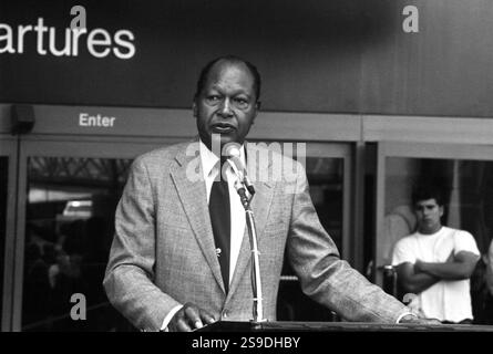 Los Angeles, CA, USA, 1987. Bürgermeister Tom Bradley sprach im Bradley International Terminal am Flughafen Los Angeles während der Zeremonie der Enthüllung seiner Büste durch den Künstler S. Sarkis. Stockfoto