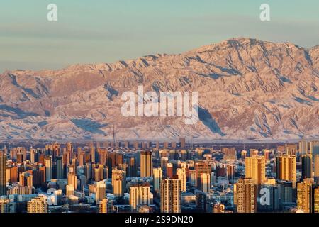 YINCHUAN, CHINA - 26. JANUAR 2025 - Stadtansicht nach Schnee in Yinchuan, Provinz Ningxia, China, 26. Januar 2025. Stockfoto