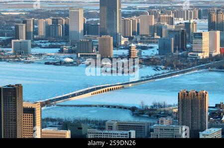 YINCHUAN, CHINA - 26. JANUAR 2025 - Stadtansicht nach Schnee in Yinchuan, Provinz Ningxia, China, 26. Januar 2025. Stockfoto