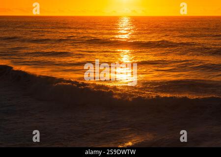 Malerischer Blick Auf Den Atlantischen Ozean Und Den Himmel Während Des Sonnenuntergangs In Gold Orange Stockfoto