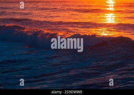 Malerischer Blick Auf Den Atlantischen Ozean Und Den Himmel Während Des Sonnenuntergangs In Gold Orange Stockfoto