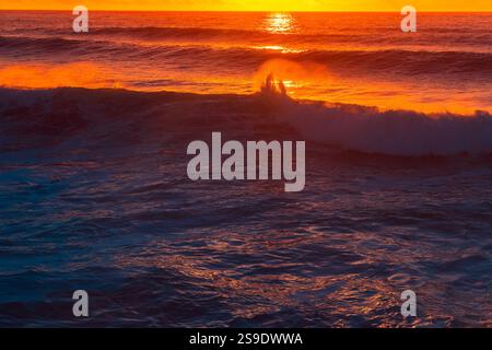 Malerischer Blick Auf Den Atlantischen Ozean Und Den Himmel Während Des Sonnenuntergangs In Gold Orange Stockfoto