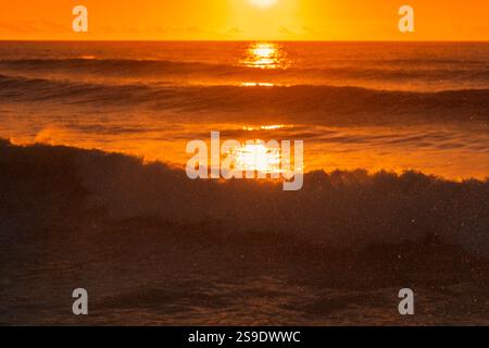 Malerischer Blick Auf Den Atlantischen Ozean Und Den Himmel Während Des Sonnenuntergangs In Gold Orange Stockfoto