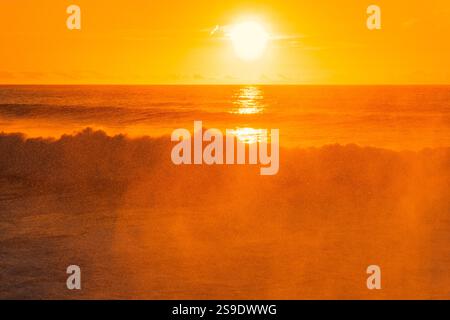 Malerischer Blick Auf Den Atlantischen Ozean Und Den Himmel Während Des Sonnenuntergangs In Gold Orange Stockfoto