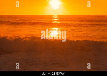 Malerischer Blick Auf Den Atlantischen Ozean Und Den Himmel Während Des Sonnenuntergangs In Gold Orange Stockfoto