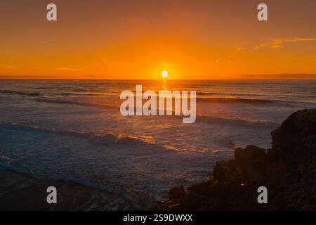 Malerischer Blick Auf Den Atlantischen Ozean Und Den Himmel Während Des Sonnenuntergangs In Gold Orange Stockfoto