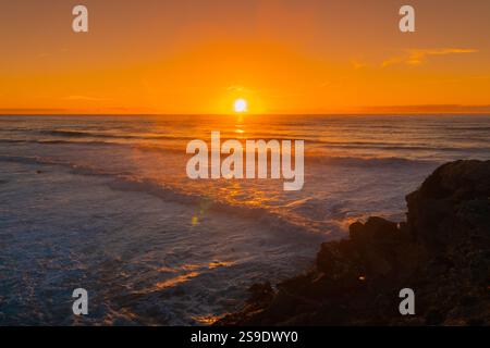 Malerischer Blick Auf Den Atlantischen Ozean Und Den Himmel Während Des Sonnenuntergangs In Gold Orange Stockfoto