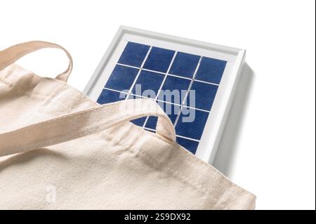 Tasche mit tragbarem Solarmodul auf weißem Hintergrund, Nahaufnahme Stockfoto