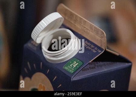 In dieser Abbildung ist ein Milchkarton mit Arla und seine gefesselte Kappe zu sehen. Ein EU-weites Mandat, das 2024 umgesetzt wurde, zielt darauf ab, Kunststoffabfälle zu reduzieren, indem sichergestellt wird, dass die neuen „Haltekappen“ an Flaschen befestigt bleiben, wodurch die Wahrscheinlichkeit erhöht wird, dass sie zusammen recycelt werden. (Foto von Kristian Tuxen Ladegaard Berg / SOPA Images/SIPA USA) *** ausschließlich für redaktionelle Nachrichten *** Credit: SIPA USA/Alamy Live News Stockfoto