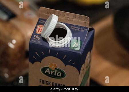 In dieser Abbildung ist ein Milchkarton mit Arla und seine gefesselte Kappe zu sehen. Ein EU-weites Mandat, das 2024 umgesetzt wurde, zielt darauf ab, Kunststoffabfälle zu reduzieren, indem sichergestellt wird, dass die neuen „Haltekappen“ an Flaschen befestigt bleiben, wodurch die Wahrscheinlichkeit erhöht wird, dass sie zusammen recycelt werden. (Foto von Kristian Tuxen Ladegaard Berg / SOPA Images/SIPA USA) *** ausschließlich für redaktionelle Nachrichten *** Credit: SIPA USA/Alamy Live News Stockfoto