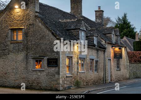Der Village Pub in der Abenddämmerung im Winter. Barnsley, Cotswolds, Gloucestershire, England Stockfoto