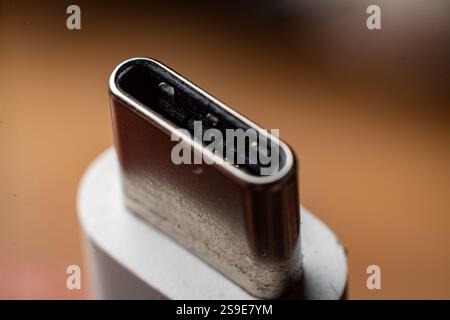Nahaufnahme eines modernen USB-C-Steckverbinders, der sein kompliziertes Design und seine Metallic-Oberfläche unterstreicht Stockfoto