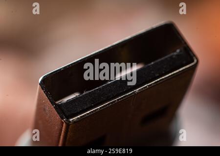 Detaillierte Nahaufnahme eines USB-Anschlusses mit Textur- und Designelementen Stockfoto