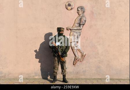 26. Januar 2025, Srinagar, Jammu und Kaschmir, Indien: Paramilitärischer Soldat steht Wache vor dem Bakhshi-Stadion, dem Hauptort der Parade zum Tag der Republik in Srinagar. (Kreditbild: © Basit Zargar/ZUMA Press Wire) NUR REDAKTIONELLE VERWENDUNG! Nicht für kommerzielle ZWECKE! Quelle: ZUMA Press, Inc./Alamy Live News Stockfoto