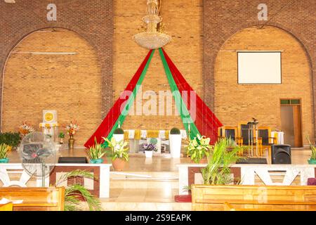 Nahaufnahme der Kanzel in der Holy Trinity Catholic Church, Independence Layout, Enugu, Nigeria – religiöse Details im Inneren des katholischen Gotteshauses Stockfoto