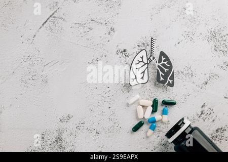 World TB Day Konzept mit Lungentabletten und Arzneiflasche auf grauem Hintergrund. Förderung des Bewusstseins für Lungengesundheit, Tuberkuloseprävention und respir Stockfoto