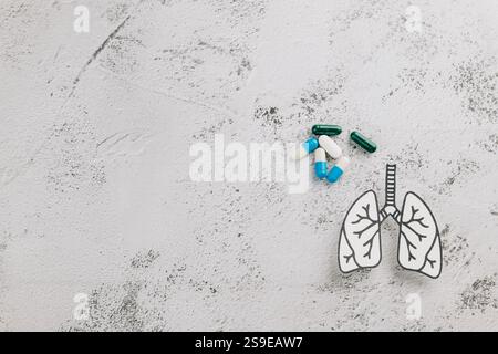 World TB Day Konzept mit Lungenpapier und Medikamententabletten auf grauem Hintergrund. Sensibilisierung für die Gesundheit der Lunge, Tuberkulose-Prävention und weltweit Stockfoto