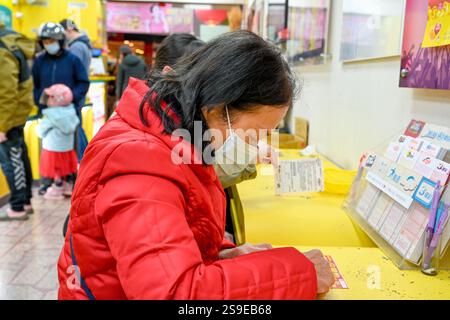Taiwan - 19. November 2024: Taiwan Lotto Scratch-off-Tickets, Taiwan-Rubbelkarte. Chinesisches Neujahr Stockfoto