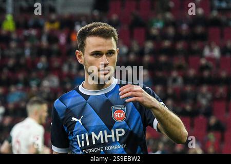 25.01.2025, WWK-Arena, Augsburg, DE, 1. FBL, FC Augsburg gegen 1. FC Heidenheim 1846, im Bild Leonardo Weschenfelder Scienza (Heidenheim, #8) Foto ? Die nordphoto GmbH / Hafner DFL-Vorschriften verbieten die Verwendung von Fotografien als Bildsequenzen und/oder Quasi-Video Stockfoto