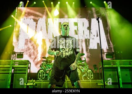Oslo, Norwegen. Januar 2025. Die US-amerikanische Heavy-Metal-Band Pantera gibt ein Live-Konzert im Oslo Spektrum in Oslo. Hier ist Sänger Phil Anselmo live auf der Bühne zu sehen. Stockfoto