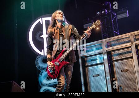 Oslo, Norwegen. Januar 2025. Die US-amerikanische Heavy-Metal-Band Pantera gibt ein Live-Konzert im Oslo Spektrum in Oslo. Hier ist Bassist Rex Brown live auf der Bühne zu sehen. Stockfoto