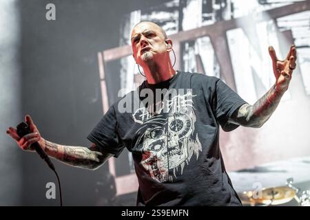 Oslo, Norwegen. Januar 2025. Die US-amerikanische Heavy-Metal-Band Pantera gibt ein Live-Konzert im Oslo Spektrum in Oslo. Hier ist Sänger Phil Anselmo live auf der Bühne zu sehen. Stockfoto