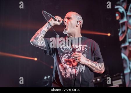 Oslo, Norwegen. Januar 2025. Die US-amerikanische Heavy-Metal-Band Pantera gibt ein Live-Konzert im Oslo Spektrum in Oslo. Hier ist Sänger Phil Anselmo live auf der Bühne zu sehen. Stockfoto