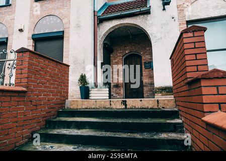 Steinbetontreppe vor dem Eingang zum alten europäischen Gebäude Stockfoto