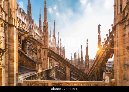 Blick von oben vom Dach des Duomo di Mailand mit Marmorstatuen, Piazza del Duomo, Mailand, Lombardei, Italien Stockfoto