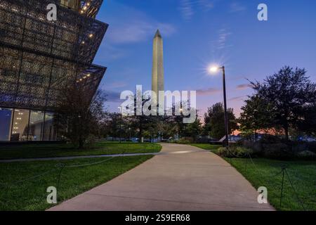 Das Washington Monument in der Dämmerung mit der Fassade des National Museum of African American History and Culture Stockfoto