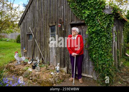 Eine Frau mit altersbedingter Makuladegeneration, die sie teilweise sehend macht Stockfoto