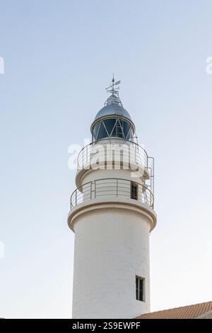 Leuchtturm der mallorquinischen Stadt Cala Rajada, an der felsigen Küste der Insel Mallorca, bei Sonnenaufgang. Balearen, Spanien Stockfoto
