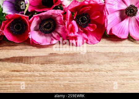 Blumenstrauß von Anemonen auf grauem Steinhintergrund, Kopierraum Stockfoto