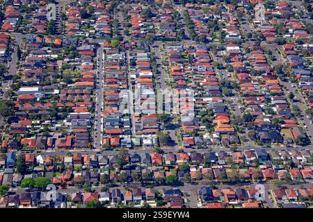 Vorstadthäuser in Vorstädten, Stadtviertel Sydney Australien, überfüllte demografische Bevölkerung, australische Wohnungskrise, Zersiedelung der Städte, Luft Stockfoto
