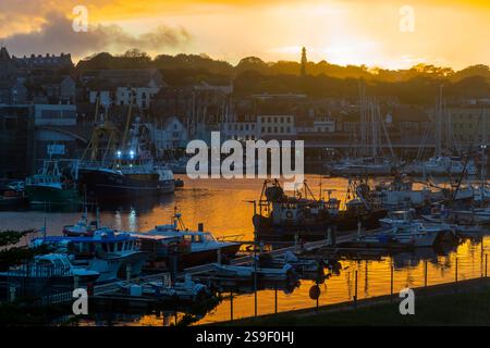 Farbenfroher Herbstuntergang über dem Hafen von Sutton mit den Barbican- und Festbooten, Plymouth, Devon, England. Stockfoto