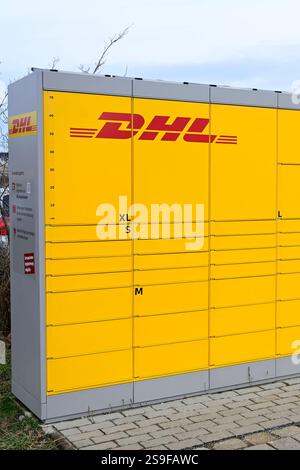 An ca. 15000 Standorte befinden sich DHL Packstationen. Mit der Packstation können Pakete unabhängig von Öffnungszeiten empfangen und verschickt werden. DHL hat angekündigt, die Anzahl seiner Abhol- und Abgabe-Stationen bis 2030 von derzeit 15,000 auf 30,000 zu verdoppeln. Symbolfoto, Themenfoto Radeberg, 25.01.2025 *** DHL Packstationen sind an rund 15.000 Standorten zu finden Packstationen können unabhängig von den Öffnungszeiten für den Empfang und Versand von Paketen genutzt werden DHL hat angekündigt, die Anzahl der Abhol- und Abgabestationen von derzeit 15.000 auf 30.000 bis 2030 Symbol Phot zu verdoppeln Stockfoto