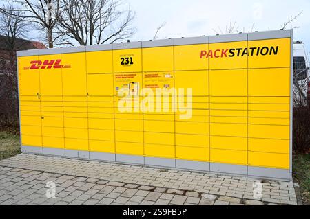 An ca. 15000 Standorte befinden sich DHL Packstationen. Mit der Packstation können Pakete unabhängig von Öffnungszeiten empfangen und verschickt werden. DHL hat angekündigt, die Anzahl seiner Abhol- und Abgabe-Stationen bis 2030 von derzeit 15,000 auf 30,000 zu verdoppeln. Symbolfoto, Themenfoto Radeberg, 25.01.2025 *** DHL Packstationen sind an rund 15.000 Standorten zu finden Packstationen können unabhängig von den Öffnungszeiten für den Empfang und Versand von Paketen genutzt werden DHL hat angekündigt, die Anzahl der Abhol- und Abgabestationen von derzeit 15.000 auf 30.000 bis 2030 Symbol Phot zu verdoppeln Stockfoto