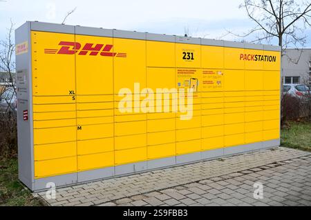 An ca. 15000 Standorte befinden sich DHL Packstationen. Mit der Packstation können Pakete unabhängig von Öffnungszeiten empfangen und verschickt werden. DHL hat angekündigt, die Anzahl seiner Abhol- und Abgabe-Stationen bis 2030 von derzeit 15,000 auf 30,000 zu verdoppeln. Symbolfoto, Themenfoto Radeberg, 25.01.2025 *** DHL Packstationen sind an rund 15.000 Standorten zu finden Packstationen können unabhängig von den Öffnungszeiten für den Empfang und Versand von Paketen genutzt werden DHL hat angekündigt, die Anzahl der Abhol- und Abgabestationen von derzeit 15.000 auf 30.000 bis 2030 Symbol Phot zu verdoppeln Stockfoto