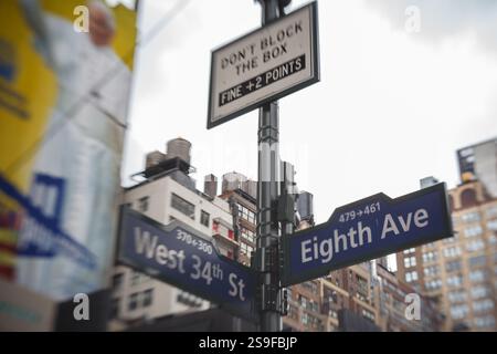 Das Schild of West 34th und die achte Avenue in Midtown Manhattan, New York City, USA Stockfoto