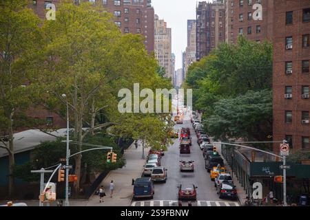 Die W 26th Street vom High Line Park Elevated und den typischen Gebäuden von Chelsea, Manhattan, New York City, USA Stockfoto