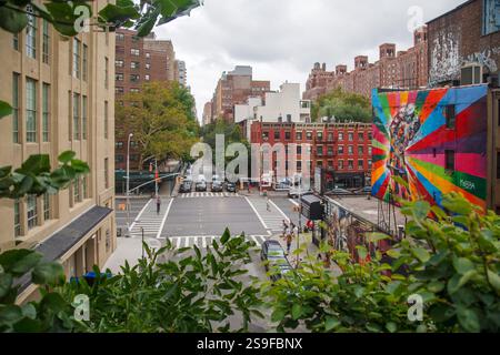 Die W 25th Avenue vom erhöhten High Line Park mit seinen historischen Backsteingebäuden und dem Eduardo Kobra Wandgemälde, The Kiss, Chelsea, New York City, Stockfoto