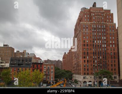 Die typischen historischen Backsteingebäude an der W 24th Street, Chelsea, vom erhöhten High Line Park aus gesehen, Manhattan, New York City, USA Stockfoto